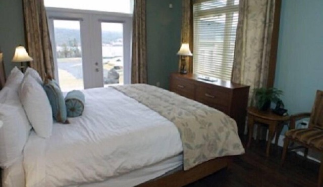 Newly Built House Overlooking Bras D'or Lakes - Golf Included in rates!