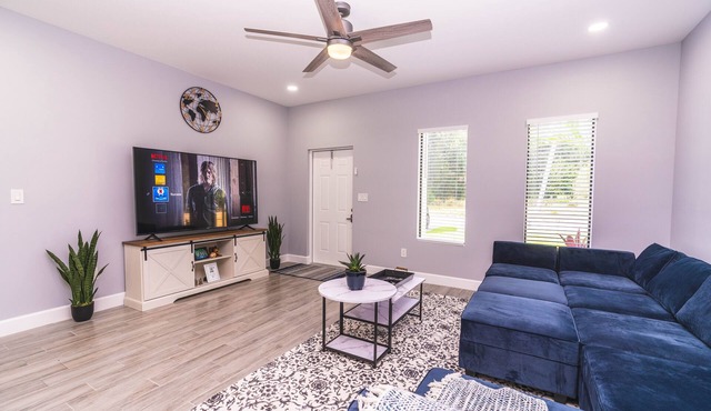 Newly Built in 2023! 2 hole Putt-Putt, Fire-Pit, Huge Fenced Backyard, Lake View