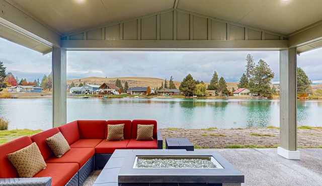 Newly-built lakefront home with fire pit, grill, & lake access