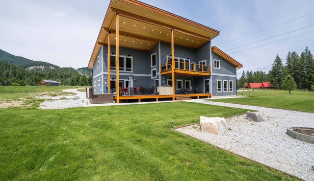 Newly built lodge on the river, dog friendly cabin, sleeps up to 10 guests