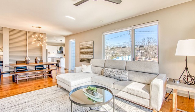Newly built loft near downtown with WiFi, rooftop deck, gas grills & city views