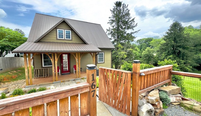 Newly built Luxury 3 bedroom Mountain Chalet in town - Hot tub and pet friendly!