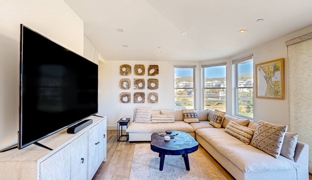 Newly built luxury home with hot tub, firepit & ideal central location