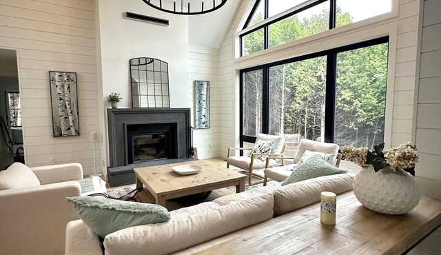 Newly-built Modern Farmhouse at Eugenia Falls