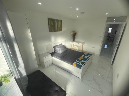 Newly built modern flat with free parking close to London Luton airport and L&D hospital