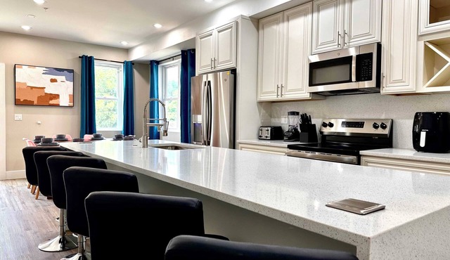 Newly Built Modern Urban 3 level Living Sleeps 21