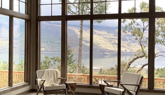 Newly built Mosier Bluff home-3 Bed, 3.5 Bath Spectacular River View and Hot Tub