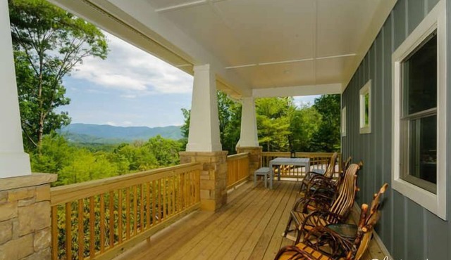 Newly Built Mountain Cabin With Views, Privacy And 10 Min. From Downtown!