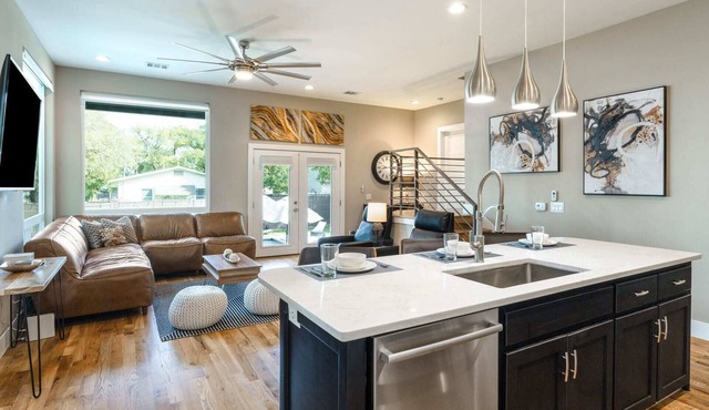 Newly Built Poolside Home w Balcony BBQ