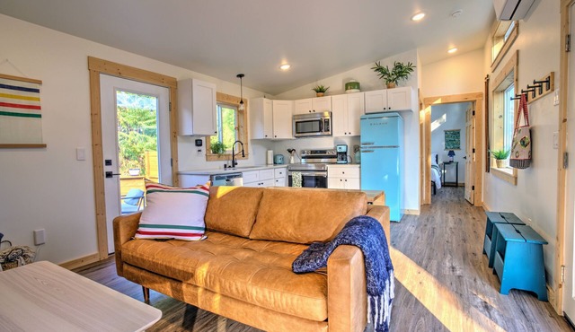 NEWLY BUILT! Private Family Retreat 5 Minutes from Hood River (Dog Friendly)