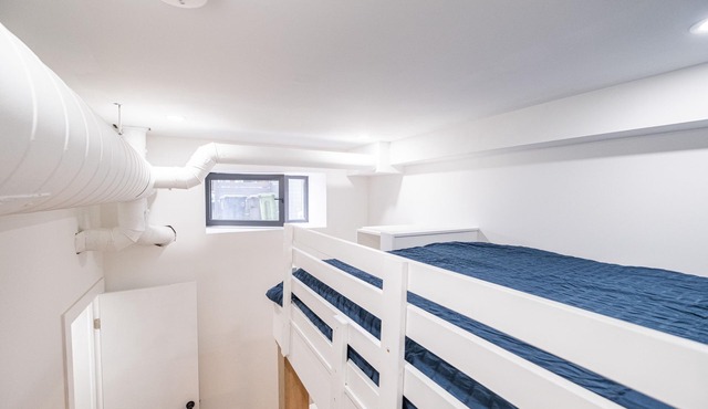 Newly built Queen suite with Private bathroom inside your suite in central Tor