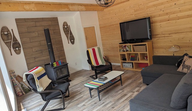 Newly built, quiet family friendly cottage 2 min walk to Lake Wpg close to Hecla