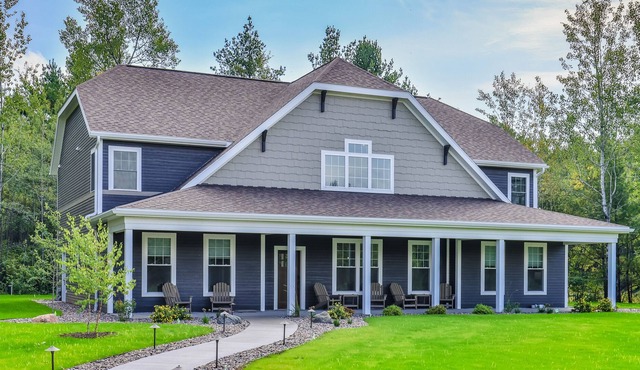 Newly-built, secluded home with firepit, patio, front porch, & gas fireplace