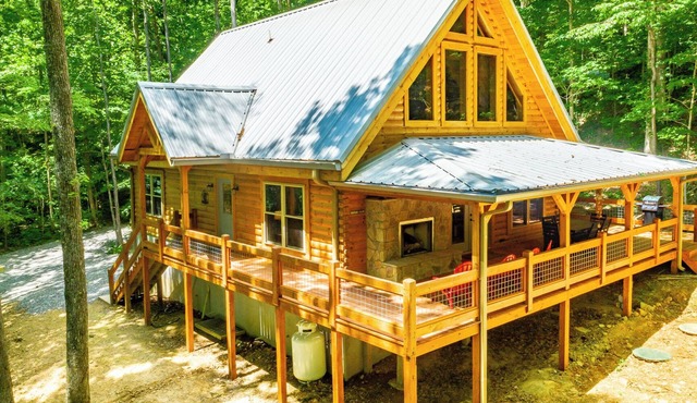 Newly Built, Secluded Log Cabin. 15 min to Downtown. Hot Tub.