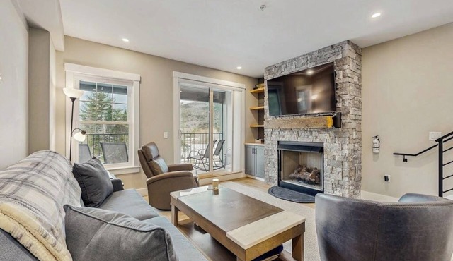 Newly built townhouse w/amazing view of town center: hiking, golfing & skiing