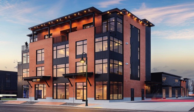 *Newly Built* The Basin Luxury Four Suites⁓Hot Tub ⁓ Downtown Driggs ⁓ Sleeps 28