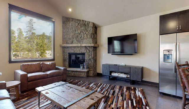 Newly built townhome with hot tub, decks & gas fireplace - walk to lifts