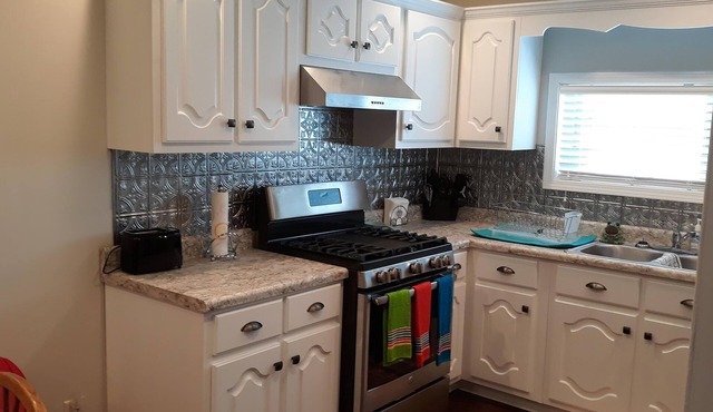 Newly built upstairs Garage Apartment 900 sq.ft. sleeps 8; washer/dryer.