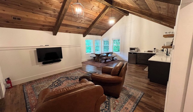 Newly built, well appointed, 1-bedroom apartment with AC in charming Bedminster