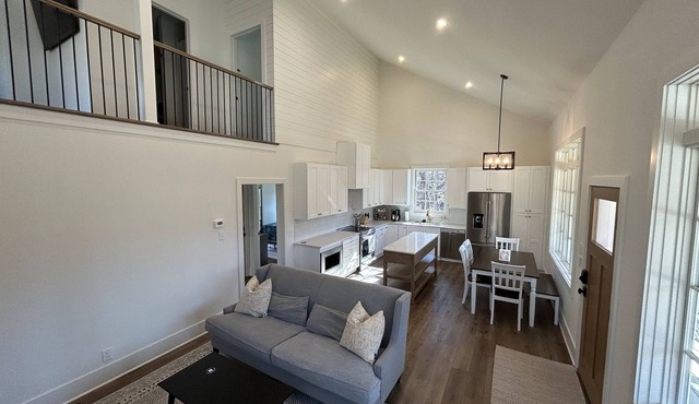 Newly Built Woodland Cottage, Close to UT & DT Knoxville, Fire Pit, Sleeps 6