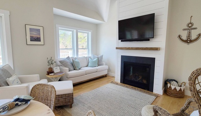 Newly Constructed 3BD+ Home-Central A/C, Deck, Patio & Outdoor Shower