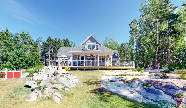 Newly-constructed, bayfront retreat with fast WiFi, firepit, & private beach