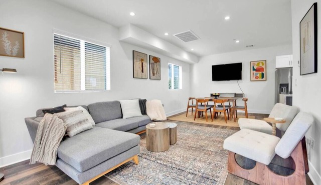 Newly constructed, luxury furnishings beautiful condo near Downtown & Hollywood