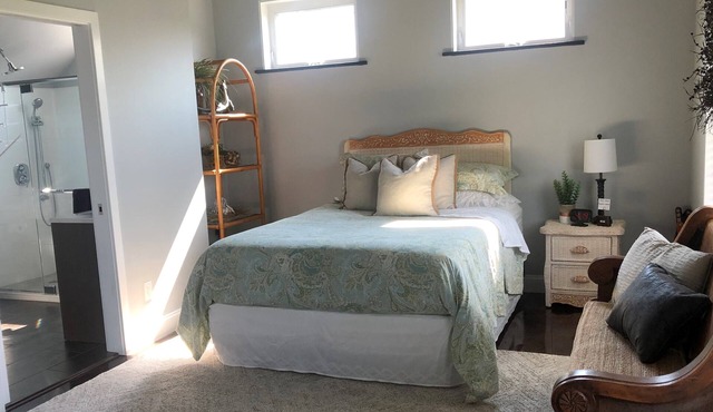 Newly Constructed Modern 1 Bedroom Apartment with Luxury Shower ~ Sleeps 3