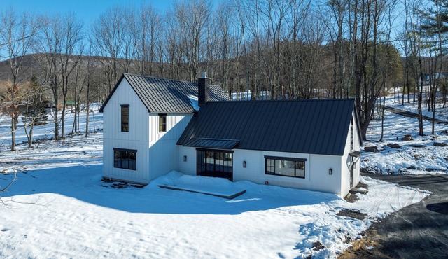 Newly Constructed Modern Farmhouse - 4 BR/4.5 Baths, High-end Furnishings!