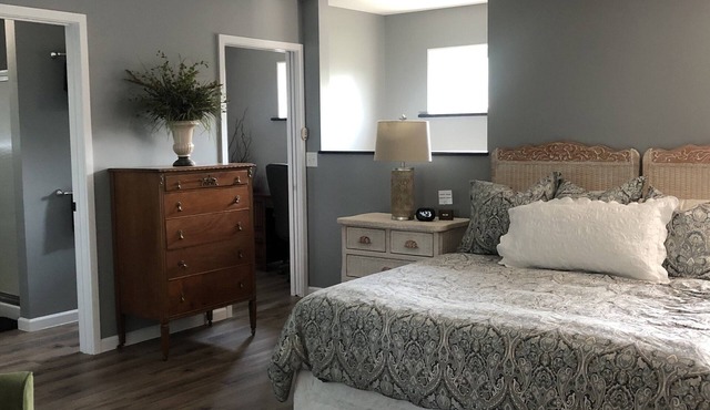 Newly Constructed Second Floor Modern Studio Apartment Unit 2 ~ Sleeps 6