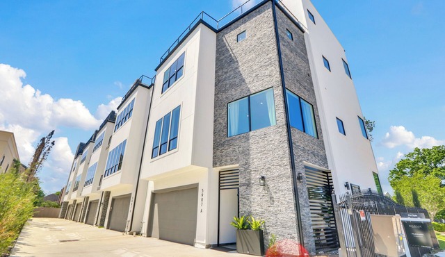 Newly Constructed Winsome Village A - Galleria Area!