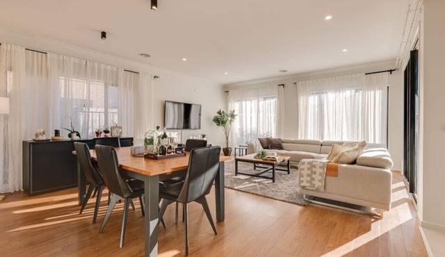 Newly Cozy Holiday House 4BRM Big Group Tarneit