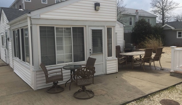 Newly Decorated 2BR Cottage Lavallette, Sleeps 5, I/O Shwrs, A/C,Wi-Fi W/D