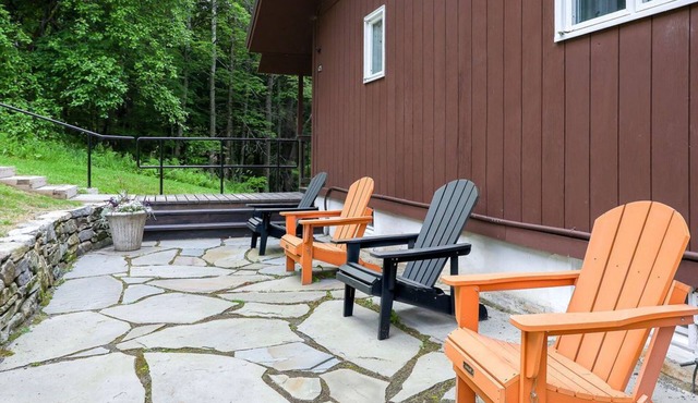 Newly Designed Chalet w/Views, Minutes to Stratton