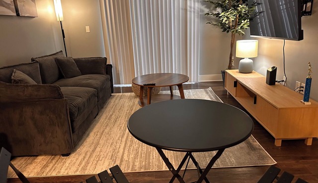 Newly Finished 1 BR w/Riverview/Pool/Gym Access/Airbed