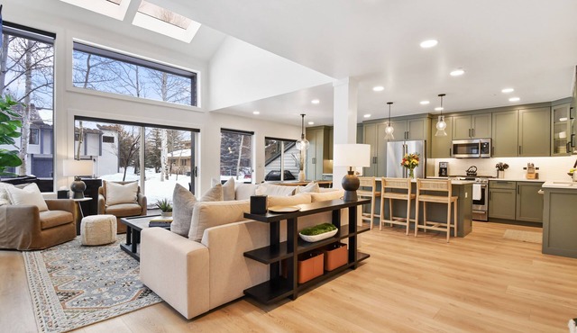 Newly & Fully Remodeled! Free Ski Shuttle to DV! AC & Hot Tub. Up to 25% Off!