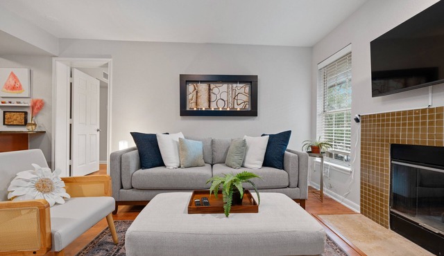 Newly furnished 2/2 bedroom condo in Centrally-located, delightful Austin
