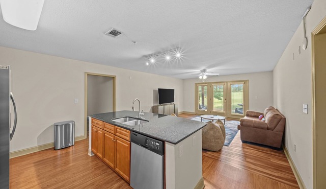 NEWLY FURNISHED 4BR/4BA condo 8 mins from Memorial Stadium 15 mins from Clemson!