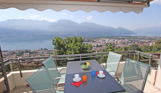 Newly furnished apartment in a small residence on a sunny slope above Locarno
