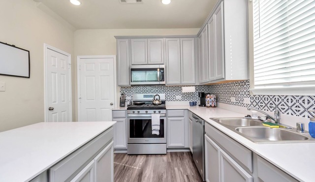 Newly Furnished - Family & Pet Friendly-Zube Park