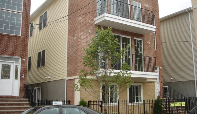 Newly Furnished One Bedroom Midterm Rental with Utilities Blazing Fast Internet