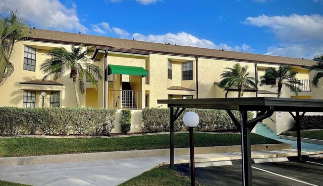Newly Furnished & Remodeled Gulf Coast condo close to shopping beaches & airport
