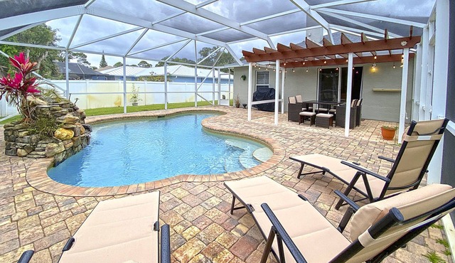 Newly Furnished, Solar Heated pool, Game room, 10 mins from Beach