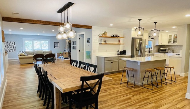 * Newly Listed Lake House! Sleeps up to 12. Large sandy beach & swim area *