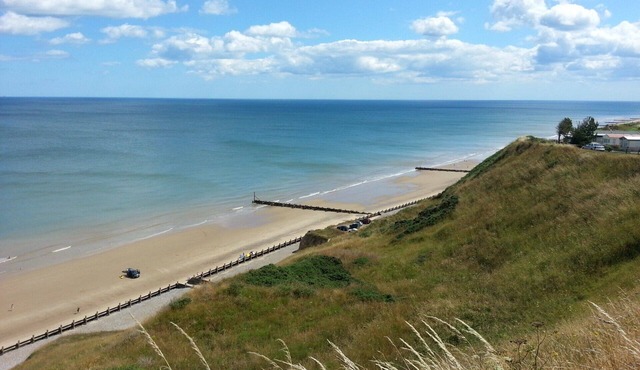 NEWLY listed! Lodge by the sea with outdoor pool and clubhouse! Close to Cromer!