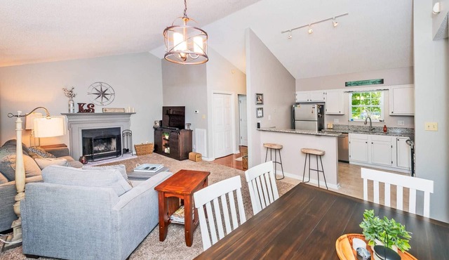 Newly Listed Peaceful Urban Retreat - Close to Downtown, Shopping, Restaurants and UT