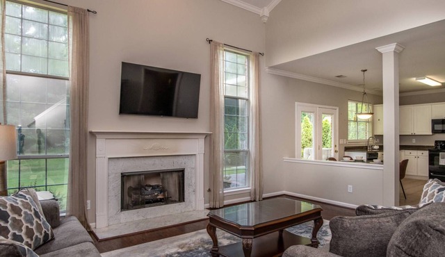 NEWLY LISTED ~ Stylish & Comfy ~ 15min to Downtown