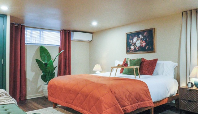 Newly Mid Century Modern Design King Bd Apt in Philadelphia, Private Parking