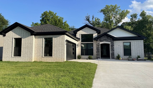 Newly Modern Home- 10 Minutes from Downtown Little Rock and River Market