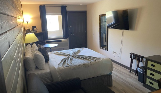 Newly Opened Sunday Bay Resort, Just Minuets from being on/in Lake ROOSEVELT